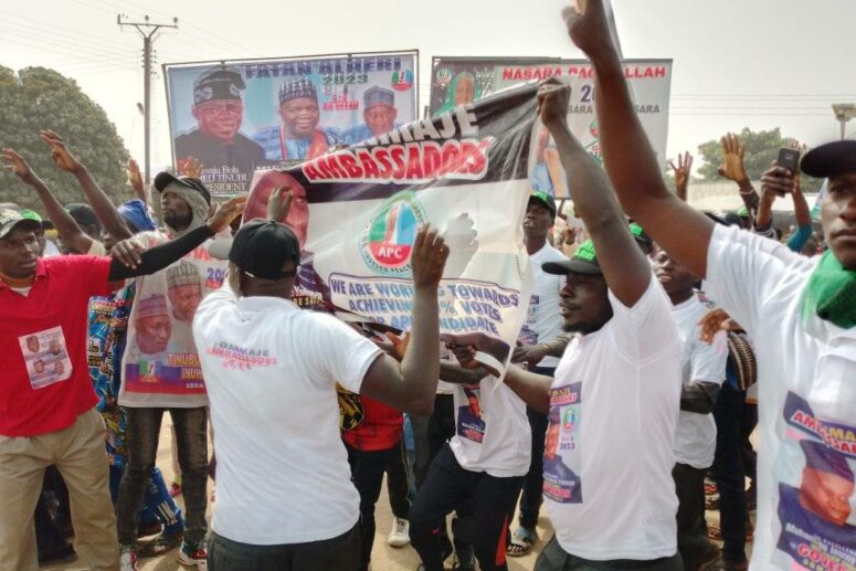 APC supporters welcome Gov. Inuwa Yahaya to Nafada