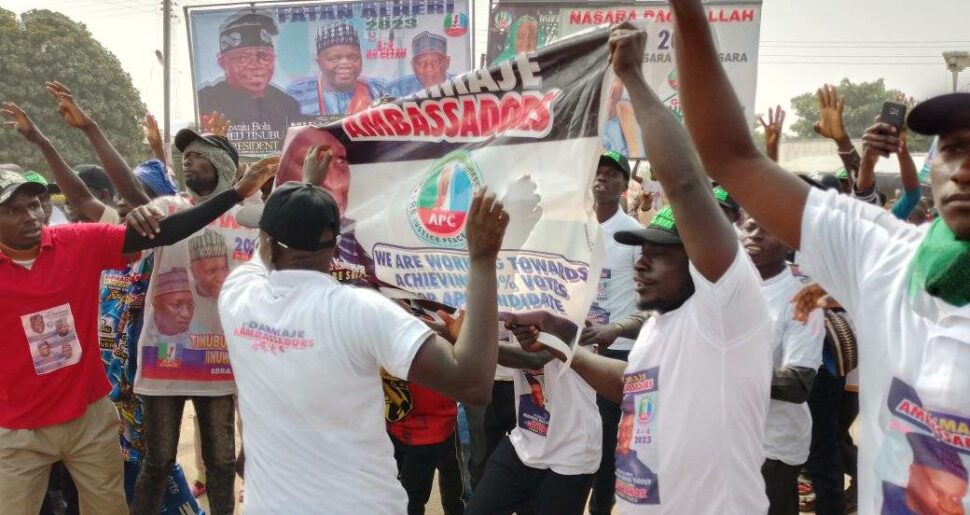 APC supporters welcome Gov. Inuwa Yahaya to Nafada